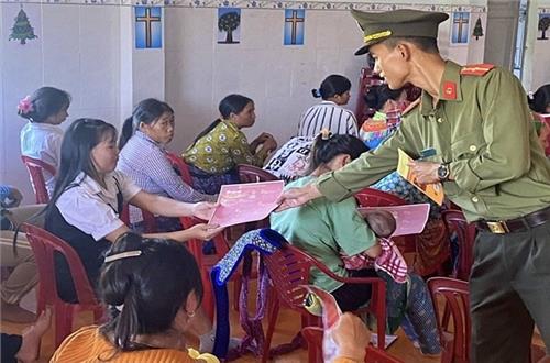 Công an huyện Đắk Glong tăng cường tuyên truyền, phổ biến pháp luật tại các điểm nhóm tôn giáo