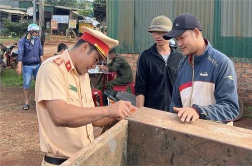Công an huyện Đắk Song tổ chức ký cam kết và dán decal phản quang cho gần 2300 xe công nông, máy cày, máy kéo
