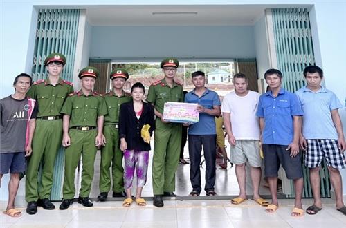 Phòng Cảnh sát phòng cháy, chữa cháy và cứu nạn, cứu hộ  thăm và tặng quà các đối tượng có hoàn cảnh khó khăn tại Trung tâm Bảo trợ xã hội tỉnh Đắk Nông
