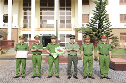 Công an tỉnh trao thưởng nóng tại Lễ chào cờ đầu tháng