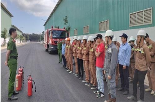 Tổ chức tuyên tuyền, huấn luyện nghiệp vụ về phòng cháy, chữa cháy tại Công ty hóa chất Đức Giang Đắk Nông