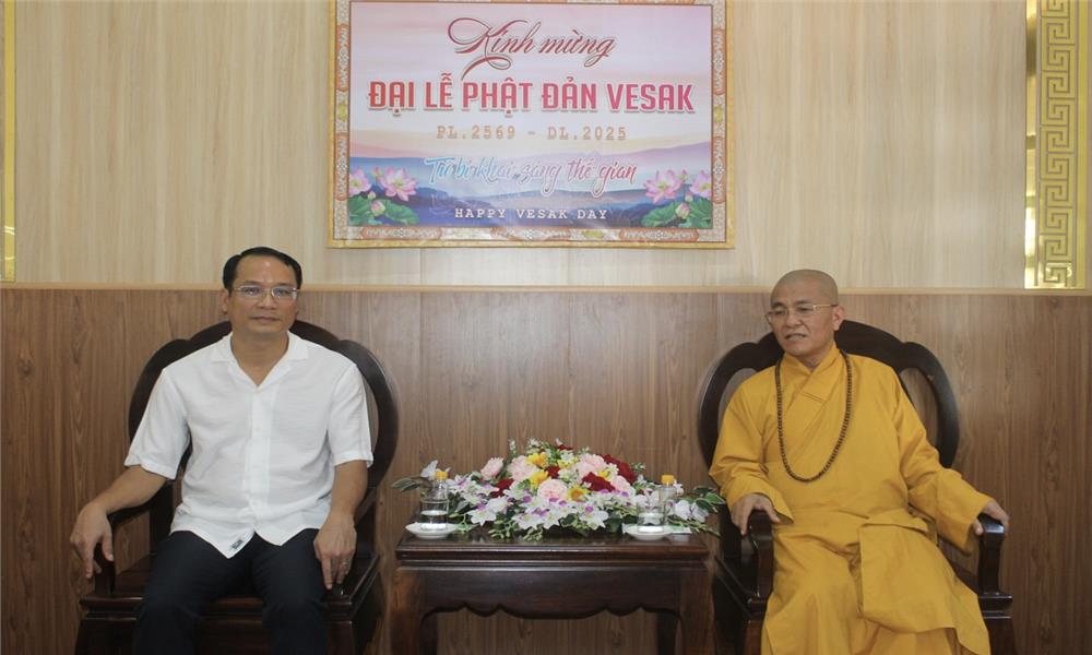 Lãnh đạo Công an tỉnh Đắk Nông chúc mừng Đại lễ Phật đản 2025