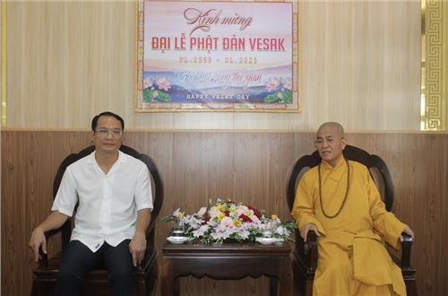 Lãnh đạo Công an tỉnh Đắk Nông chúc mừng Đại lễ Phật đản 2025