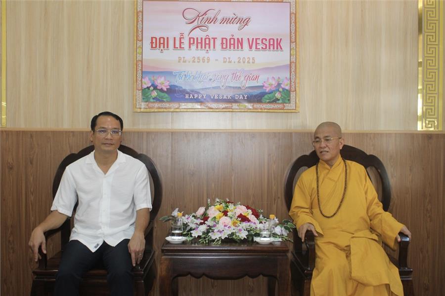 Lãnh đạo Công an tỉnh Đắk Nông chúc mừng Đại lễ Phật đản 2025