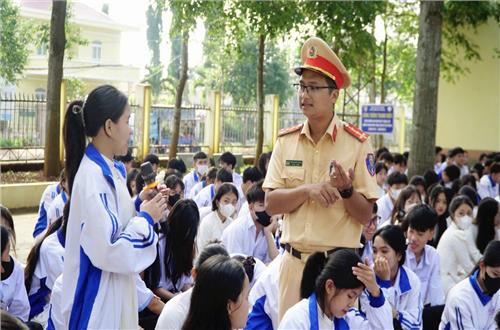 Đắk Nông - Tuyên truyền, phổ biến  kiến thức an toàn giao thông cho học sinh Trường THPT Đắk Mil
