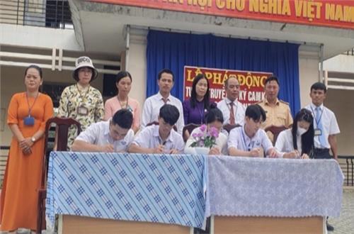 Công an huyện Krông Nô tuyên truyền và ký cam kết chấp hành Luật giao thông đường bộ tại trường học
