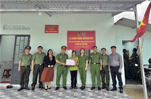Công an xã Kiến Thành vượt nắng, thắng mưa, khánh thành và bàn giao nhà tình nghĩa cho hộ khó khăn.