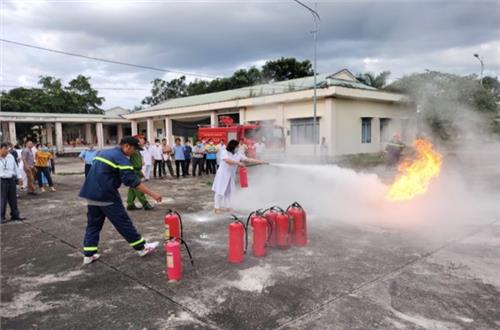 Tuyên truyền, phổ biến kiến thức pháp luật về phòng cháy, chữa cháy và cứu nạn, cứu hộ và thực tập phương án chữa cháy tại Trung tâm y tế huyện Cư Jút