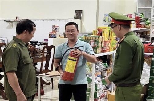 Công an xã biên giới Đắk Lao đẩy mạnh công tác tuyên truyền, kí cam kết về PCCC đối với từng hộ gia đình, cơ sở kinh doanh