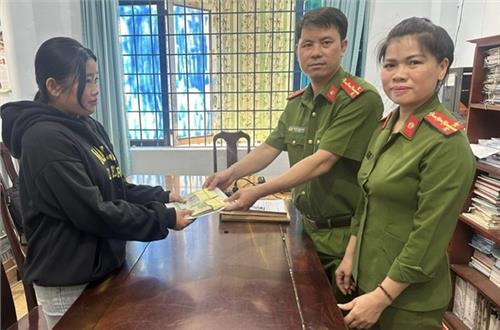 Đắk Nông: Công an huyện Cư Jút trao trả tài sản cho nạn nhân trong lừa đảo chiếm đoạt tài sản trên không gian mạng