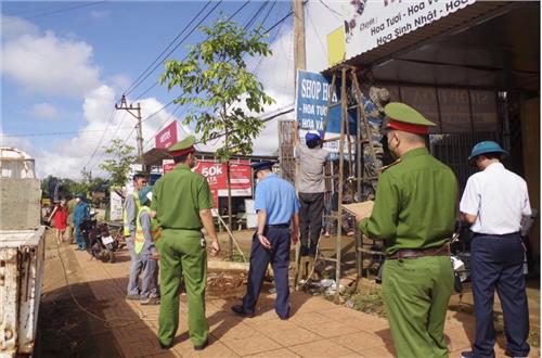 Công an xã Đức Mạnh ra quân phối hợp các lực lượng xử lý vi phạm trật tự an toàn giao thông, trật tự đô thị