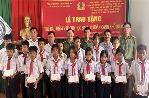 Phòng An ninh kinh tế Công an tỉnh Đắk Nông trao tặng gần 1000 thẻ bảo hiểm y tế cho học sinh có hoàn cảnh khó khăn 