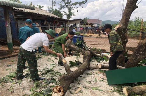 Đăk Nông: Công an xã Đăk Ngo hỗ trợ người dân khắc phục hậu quả sau  gió lốc, mưa lớn