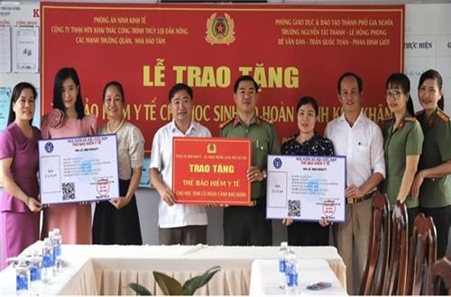 Phòng An ninh kinh tế Công an tỉnh Đắk Nông trao tặng gần 100 thẻ bảo hiểm y tế cho học sinh có hoàn cảnh khó khăn 