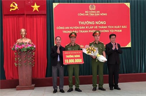 Lãnh đạo Công an tỉnh Đắk Nông trao thưởng cho các đơn vị liên tiếp triệt phá 3 vụ cá độ bóng đá