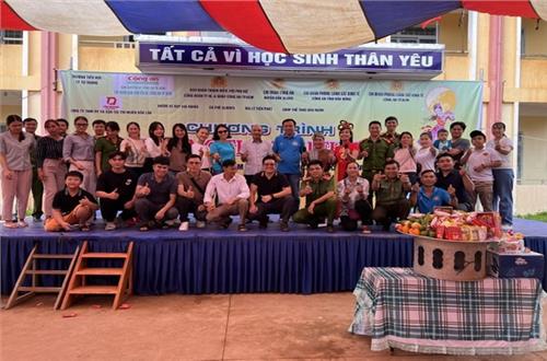 Phòng Cảnh sát Kinh tế Công an tỉnh Đắk Nông tổ chức tặng quà cho học sinh có hoàn cảnh khó khăn