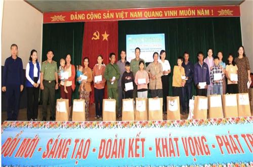 Phòng An ninh kinh tế, Công an tỉnh Đắk Nông tặng quà cho các hộ gia đình có hoàn cảnh đặc biệt khó khăn