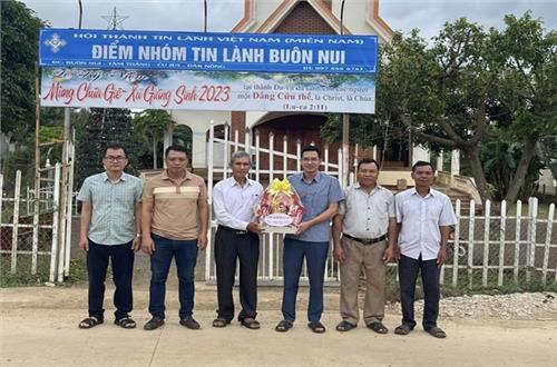 Công an huyện Cư Jút thăm, tặng quà, chúc mừng các cơ sở tôn giáo nhân dịp lễ Giáng sinh năm 2023