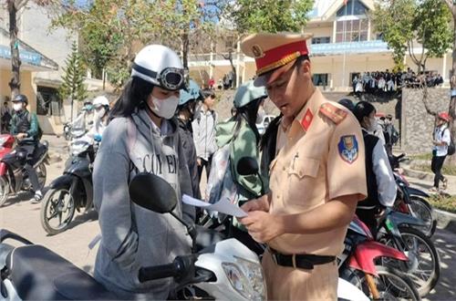 Lực lượng CSGT Đắk Nông đến tận trường học kiểm tra phương tiện phòng ngừa tai nạn trong lứa tuổi học sinh 