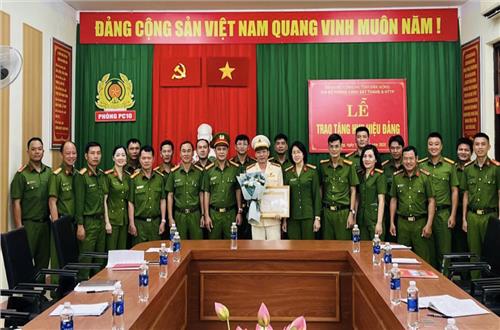 Chi bộ Phòng Cảnh sát Thi hành án hình sự và Hỗ trợ tư pháp Công an tỉnh Đắk Nông trao tặng huy hiệu 30 năm tuổi đảng cho đảng viên