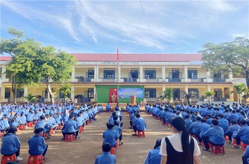CÔNG AN XÃ ĐẮK BUK SO TỔ CHỨC TUYÊN TRUYỀN, PHỔ BIẾN KIẾN THỨC VỀ PHÒNG CHỐNG ĐUỐI NƯỚC VÀ LUẬT AN TOÀN GIAO THÔNG ĐƯỜNG BỘ CHO TRẺ EM