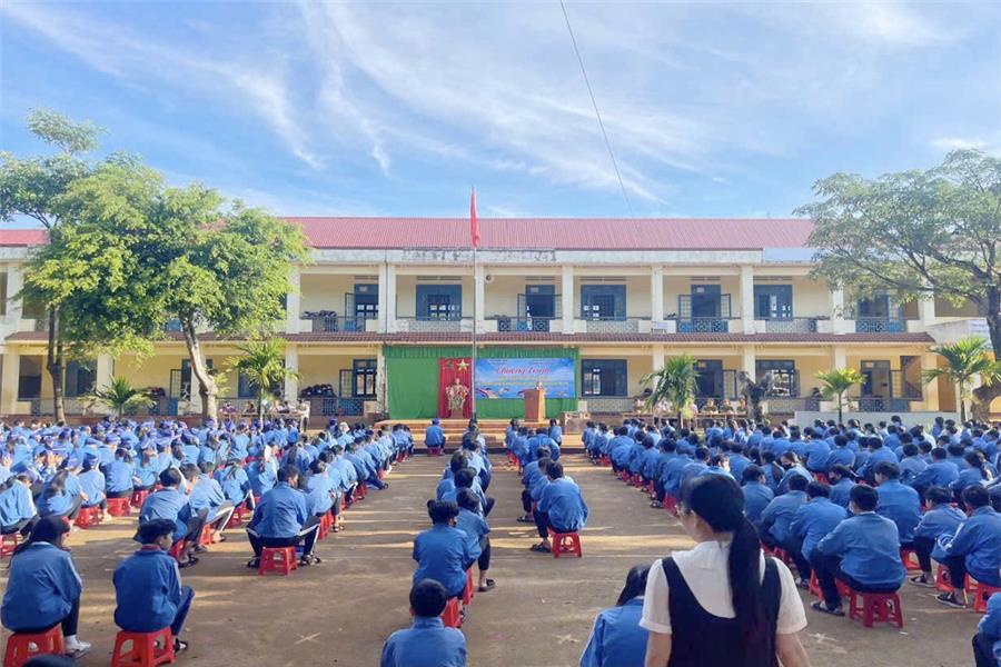 CÔNG AN XÃ ĐẮK BUK SO TỔ CHỨC TUYÊN TRUYỀN, PHỔ BIẾN KIẾN THỨC VỀ PHÒNG CHỐNG ĐUỐI NƯỚC VÀ LUẬT AN TOÀN GIAO THÔNG ĐƯỜNG BỘ CHO TRẺ EM