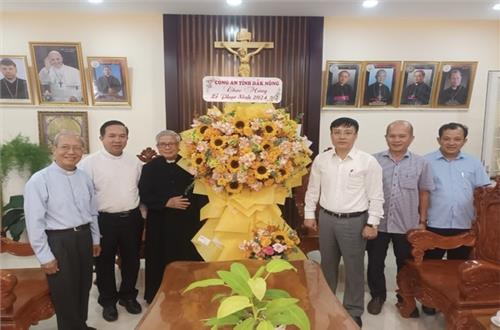 Công an tỉnh Đắk Nông thăm, tặng quà chức sắc tôn giáo nhân dịp  Lễ Phục sinh 2024