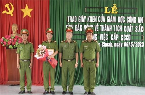 Lãnh đạo Công an tỉnh Đắk Nông trực tiếp đến cơ sở trao giấy khen, biểu dương Công an các xã, thị trấn hoàn thành việc cấp CCCD