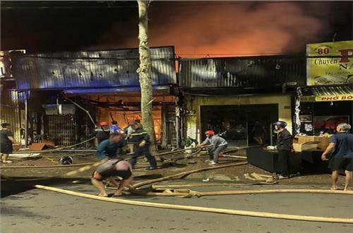 Công an huyện Đắk Mil kịp thời khống chế và dập tắt đám cháy tại quán cơm trên đường Trần Hưng Đạo, TT. Đắk Mil.
