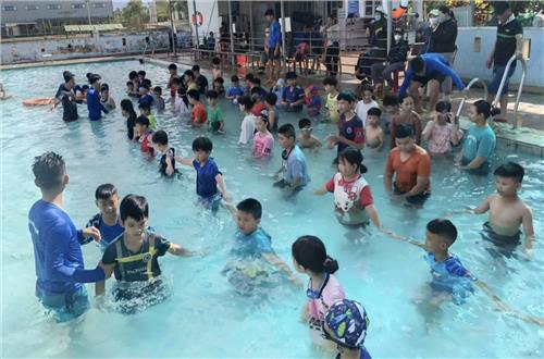 Phòng Cảnh sát PCCC và CNCH mở lớp “Hướng dẫn kỹ năng phòng, chống đuối nước cho trẻ em 