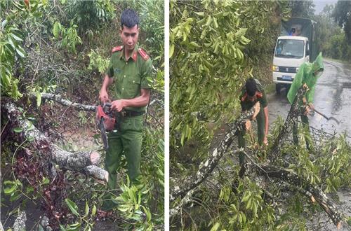 Công an xã Đắk Som cùng người dân dọn dẹp cây bị đổ chắn ngang đường, giúp phương tiện lưu thông.