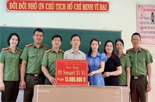 Phòng An ninh kinh tế Công an tỉnh Đắk Nông trao tặng ti vi cho Trường Tiểu học Trần Quốc Toản