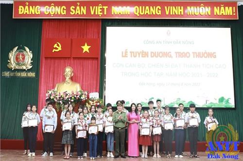 Công an Đắk Nông tuyên dương, trao thưởng con CBCS đạt thành tích cao trong năm học 2021- 2022