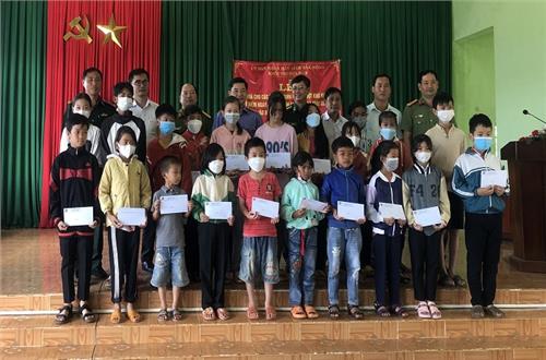 Khối thi đua số 9 UBND tỉnh Đắk Nông trao tặng quà cho học sinh có hoàn cảnh khó khăn ở địa bàn biên giới