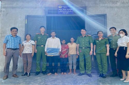 Phòng Cảnh sát kinh tế tổ chức trao tặng Nhà tình nghĩa tại huyện Krông Nô