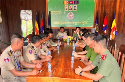 Tăng cường hợp tác giữa Công an huyện Đắk Mil và Công an huyện Peachr Chenđa