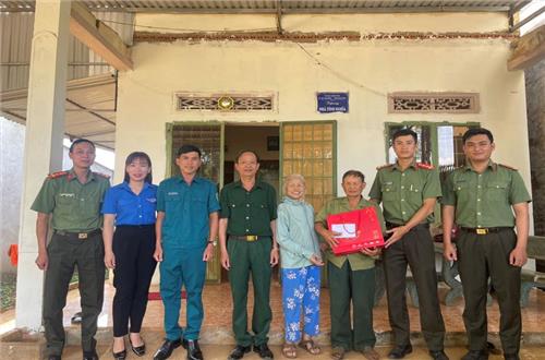 Chi đoàn An ninh chính trị nội bộ, Công an tỉnh Đắk Nông thăm tặng quà gia đình chính sách 