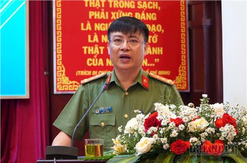 Giám đốc công an tỉnh Đắk Nông báo cáo chuyên đề an ninh, trật tự tại hội nghị báo cáo viên Tỉnh uỷ tháng 5 năm 2024