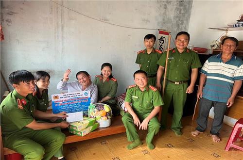 Công an thành phố Gia Nghĩa tổ chức các hoạt động thiện nguyện nhân kỷ niệm 60 năm Ngày truyền thống lực lượng Cảnh sát nhân dân (20/7/1962 - 20/7/2022) và chào mừng Đại hội các chi bộ, nhiệm kỳ 2022 – 2025