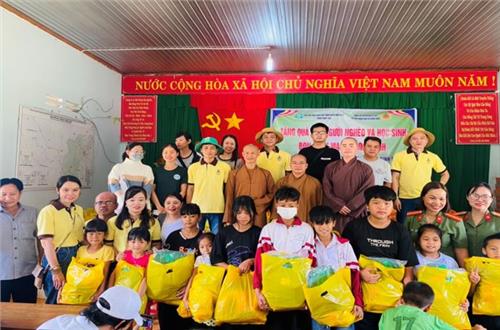 Đoàn Thanh niên – Hội phụ nữ Công an huyện huyện Đắk R’Lấp phối hợp Ban Trị sự giáo hội Phật giáo huyện Đắk R’Lấp tổ chức thăm, tặng quà cho trẻ em và gia đình có hoàn cảnh khó khăn trên địa bàn