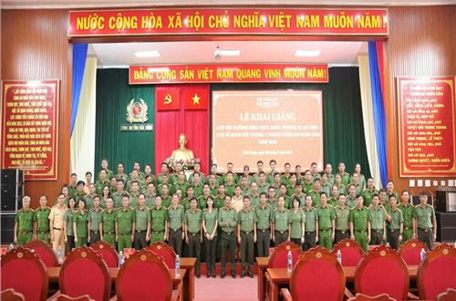 Khai giảng lớp bồi dưỡng kiến thức quốc phòng và an ninh đối tượng 3 trong CAND năm 2024