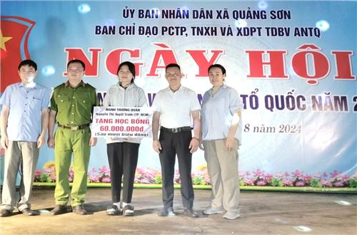 Công an xã Quảng Sơn trao tặng quà và học bổng cho học sinh và người dân có hoàn cảnh khó khăn