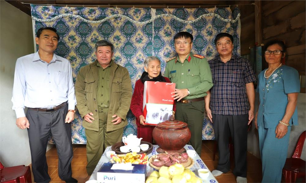 Giám đốc Công an tỉnh thăm, tặng quà các gia đình chính sách nhân dịp kỷ niệm 77 năm Ngày Thương binh - Liệt sĩ