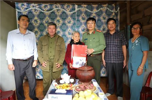 Giám đốc Công an tỉnh thăm, tặng quà các gia đình chính sách nhân dịp kỷ niệm 77 năm Ngày Thương binh - Liệt sĩ