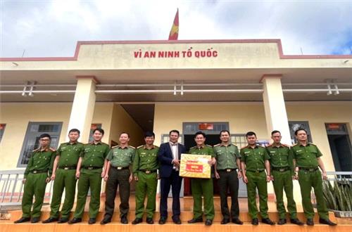 Đại tá Nay Gia Phú, Phó Giám đốc Công an tỉnh Đắk Nông chúc Tết Công an cấp xã trên địa bàn huyện Đắk Song và Đắk Glong