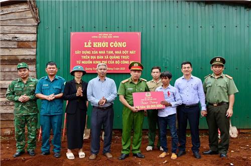 Công an xã Quảng Trực vượt nắng thắng mưa để xóa nhà tạm, nhà dột nát