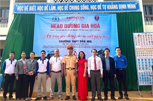 Hơn 1000 học sinh, cán bộ, giáo viên Trường THPT Đắk Mil được tuyên truyền Luật giao thông đường bộ