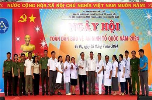 Công an tỉnh Đắk Nông khám bệnh, cấp phát thuốc miễn phí cho người dân xã Ea Pô