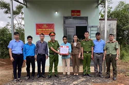 Công an xã Quảng Khê hoàn thành xoá nhà tạm, nhà dột nát