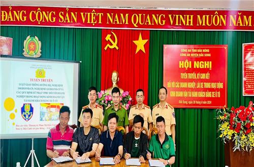 Công an huyện Đắk Song tổ chức hội nghị tuyên truyền, ký cam kết đối với các doanh nghiệp, lái xe trong hoạt động kinh doanh vận tải hành khách bằng xe ô tô